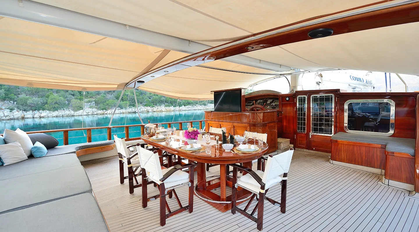 COBRA KING Aft deck