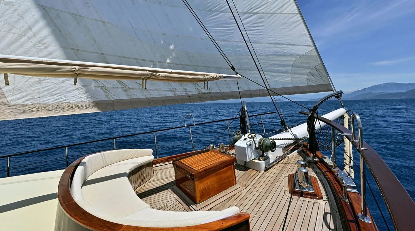 DERIN DENIZ Bow deck