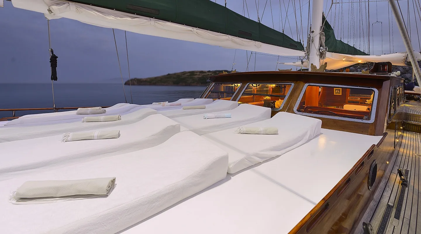 ECCE NAVIGO Sun deck