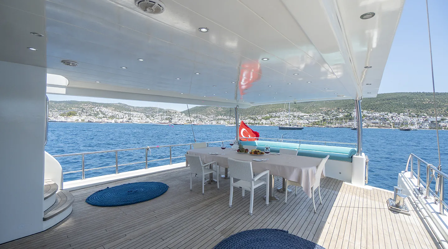 ESMA SULTAN Aft deck