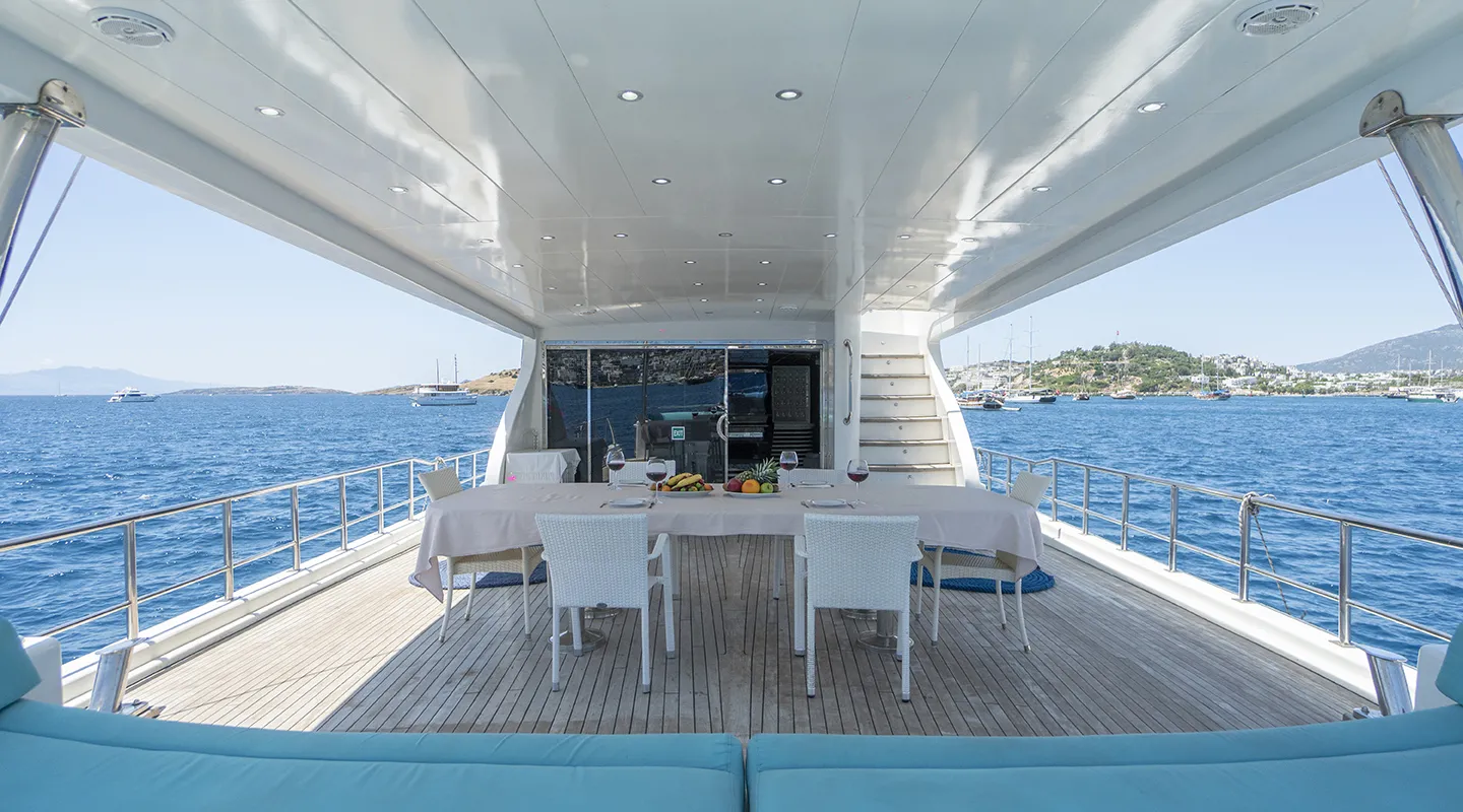ESMA SULTAN Aft deck