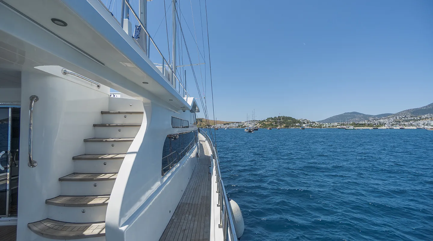 ESMA SULTAN Side deck