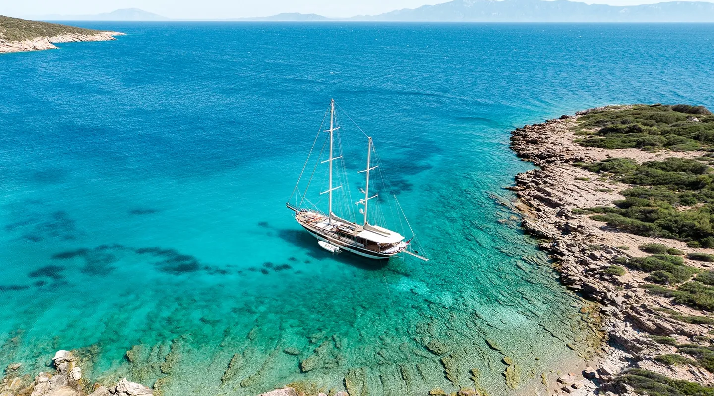 ESTRELLA DE MAR Anchored