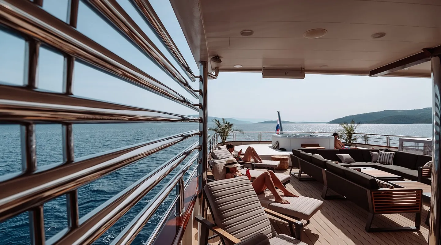 FREEDOM Lounge area