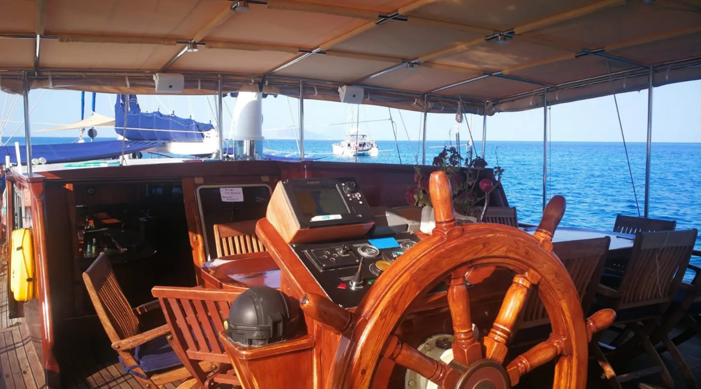 GELIDONYA II Aft deck