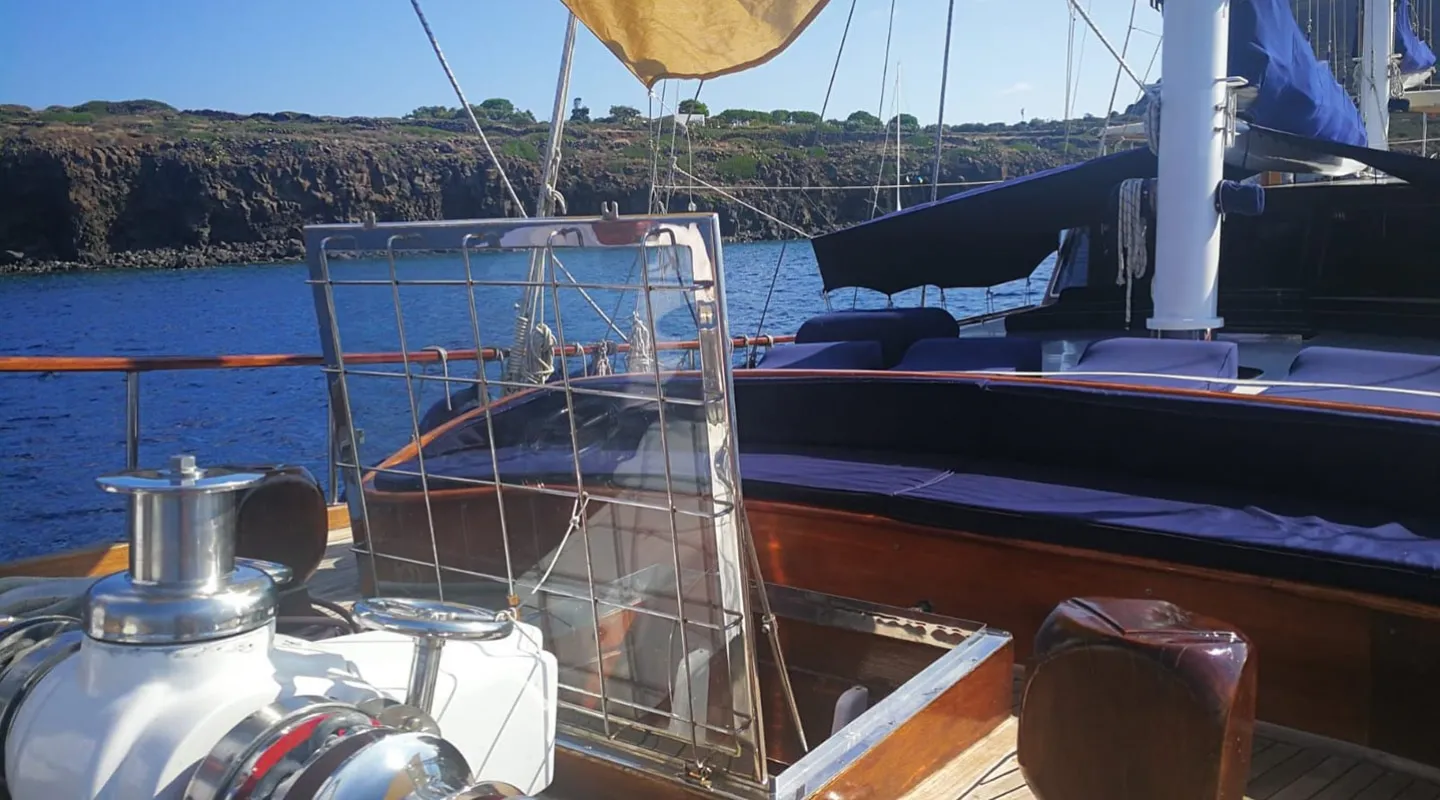 GELIDONYA II Bow deck