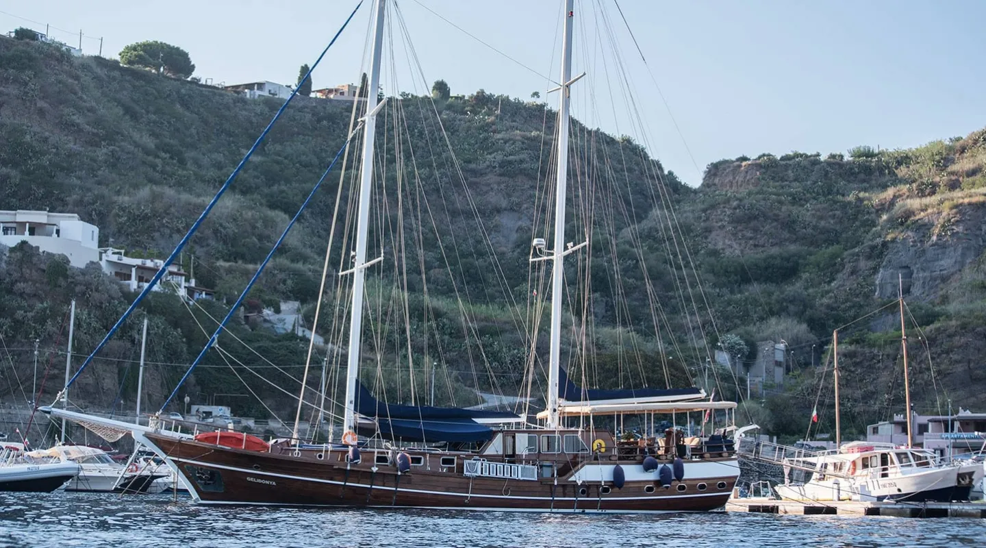 GELIDONYA II In port