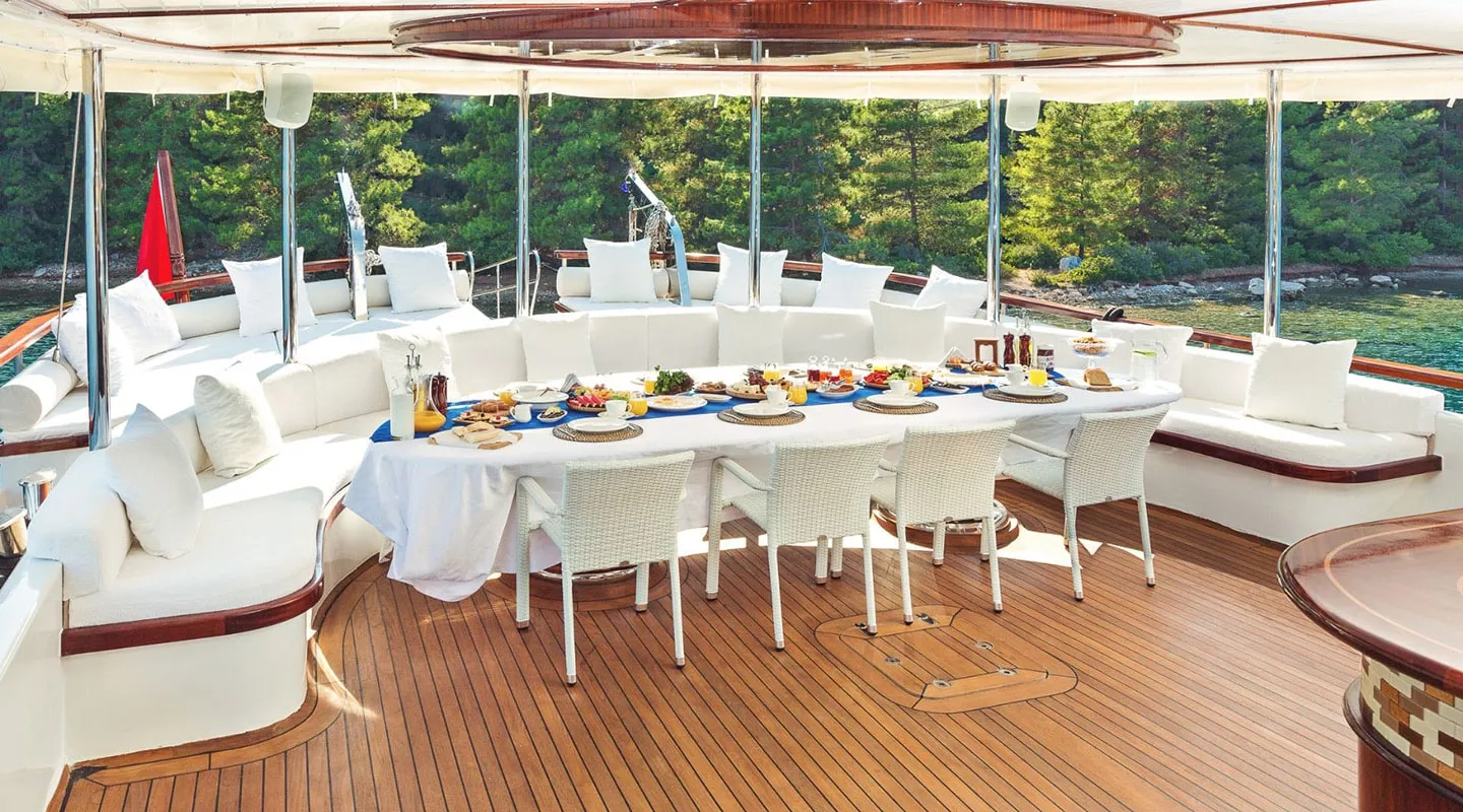 HALCON DEL MAR Dining area on Aft deck