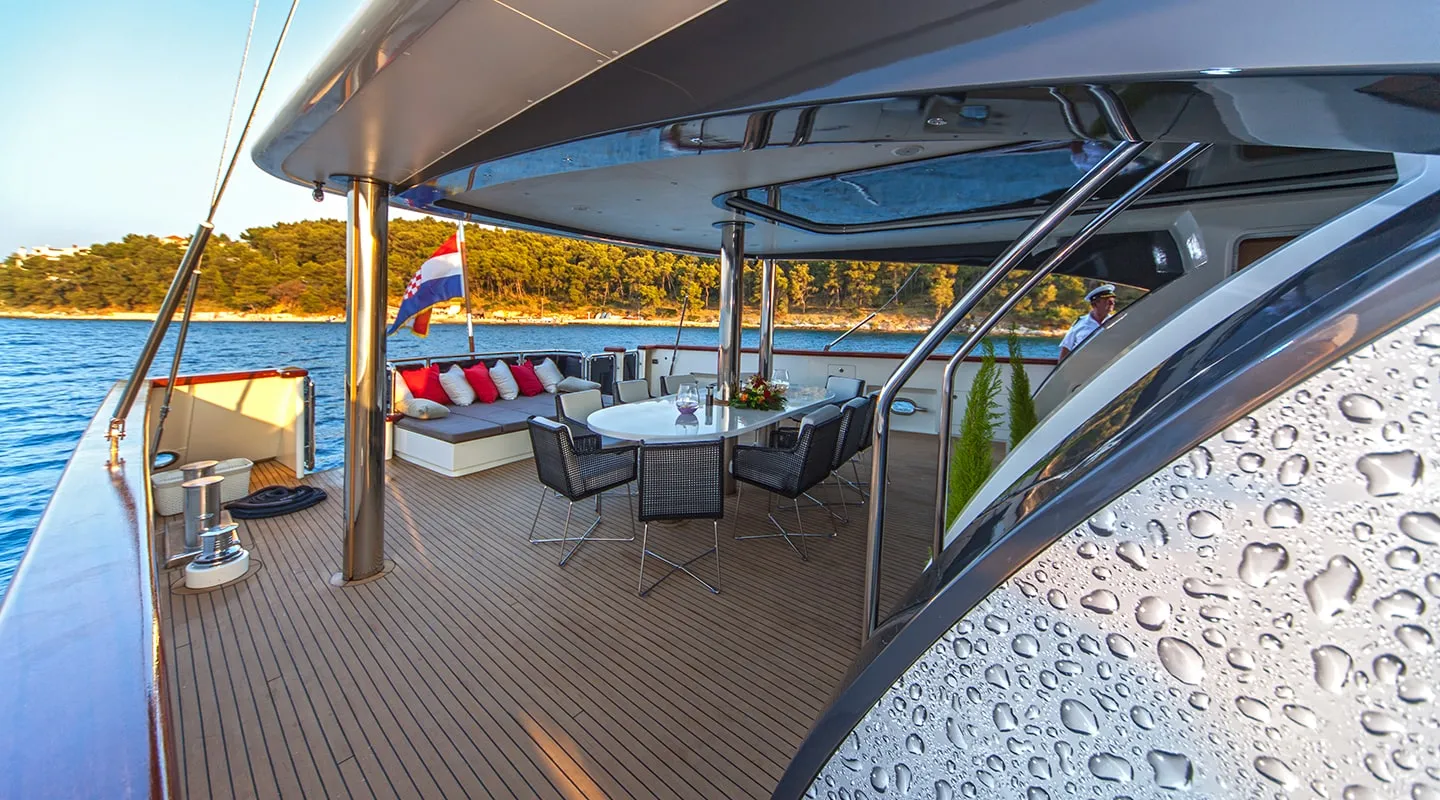 NAVILUX Aft deck