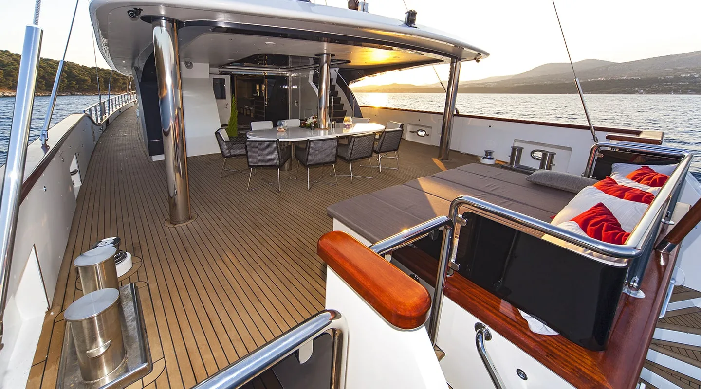 NAVILUX Aft deck