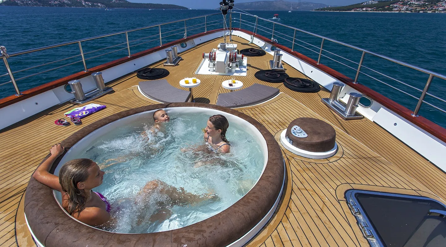 NAVILUX Jacuzzi on Bow deck