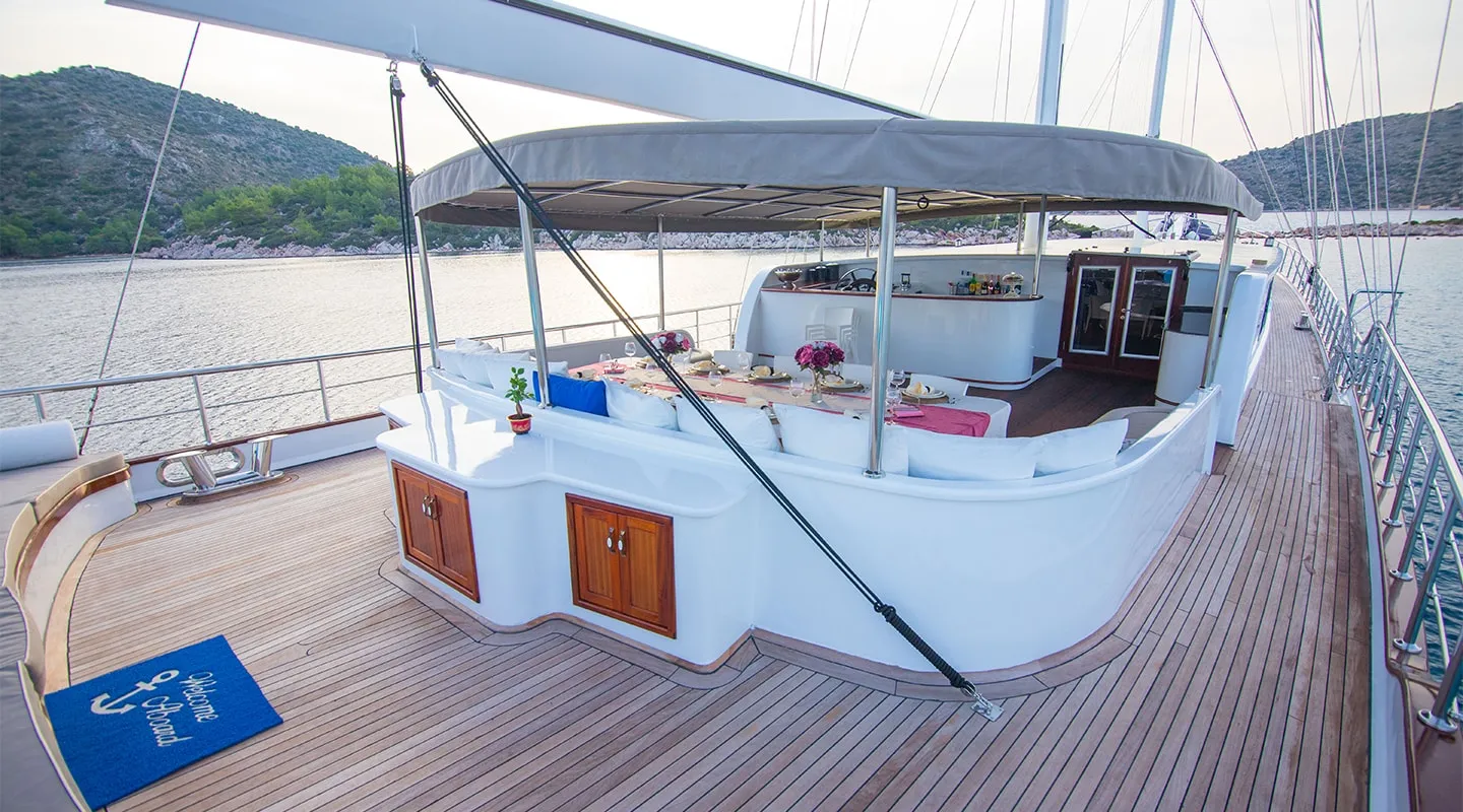 NEVRA QUEEN Aft deck