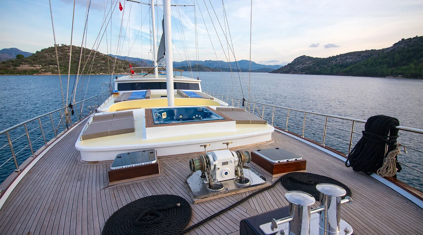 NEVRA QUEEN Bow deck