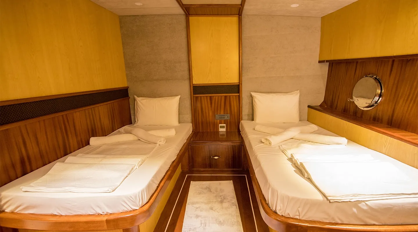 NEVRA QUEEN Twin cabin