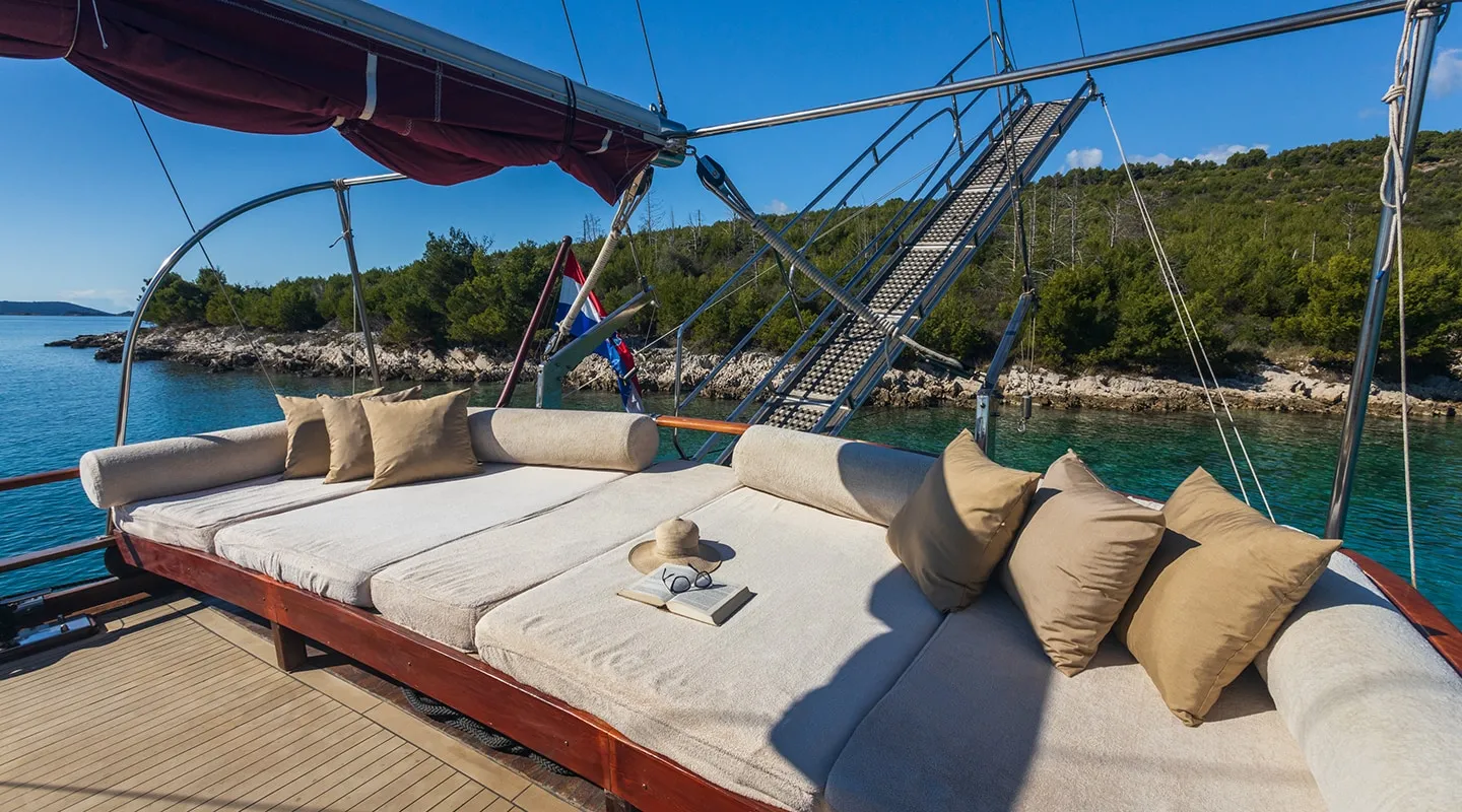 NOSTRA VITA Aft deck