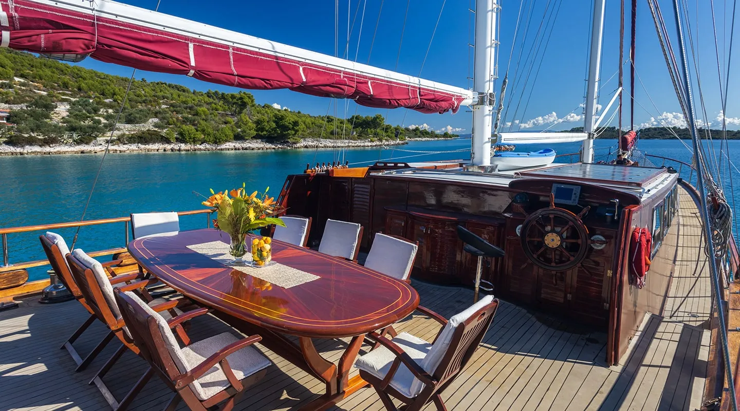 NOSTRA VITA Aft deck