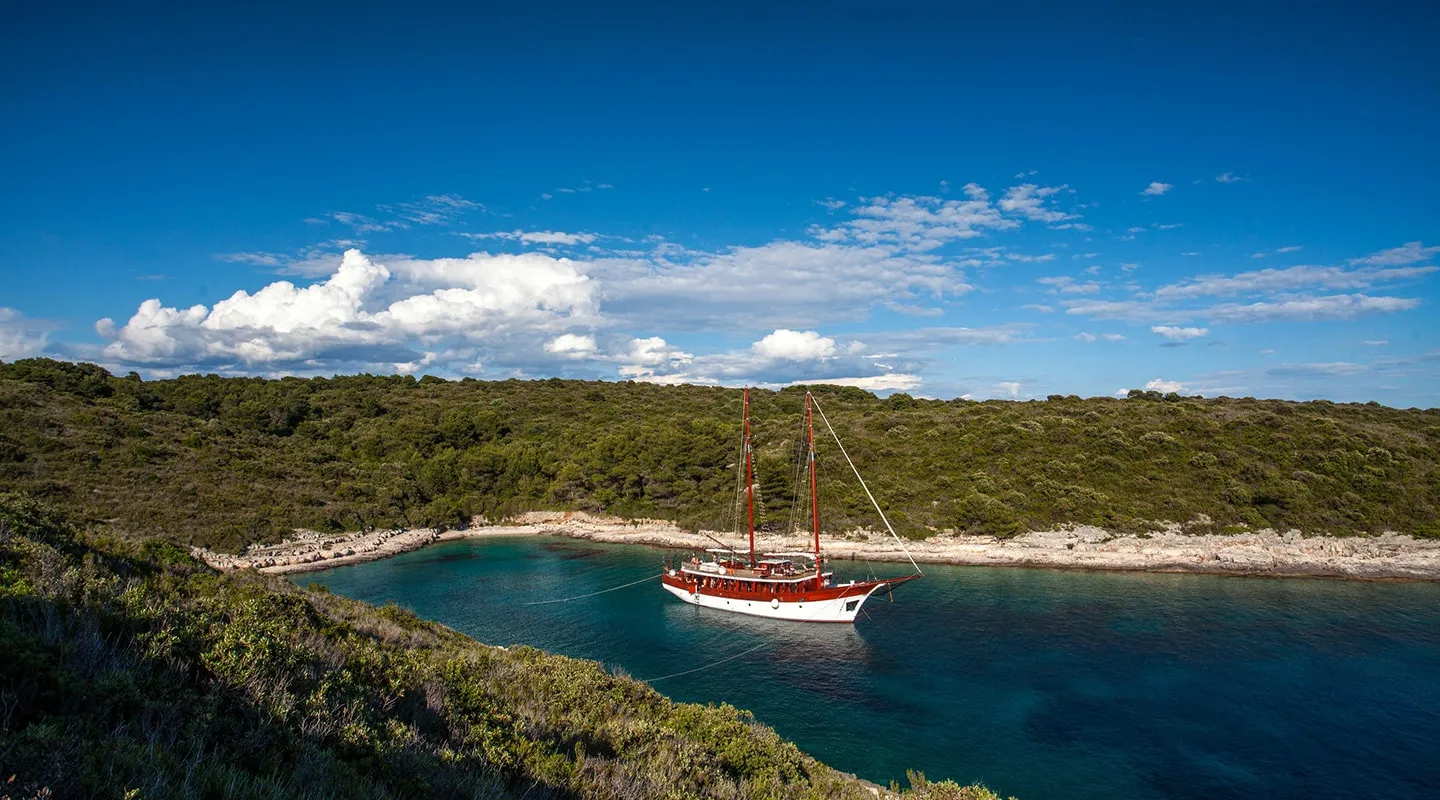 ROMANCA Anchored