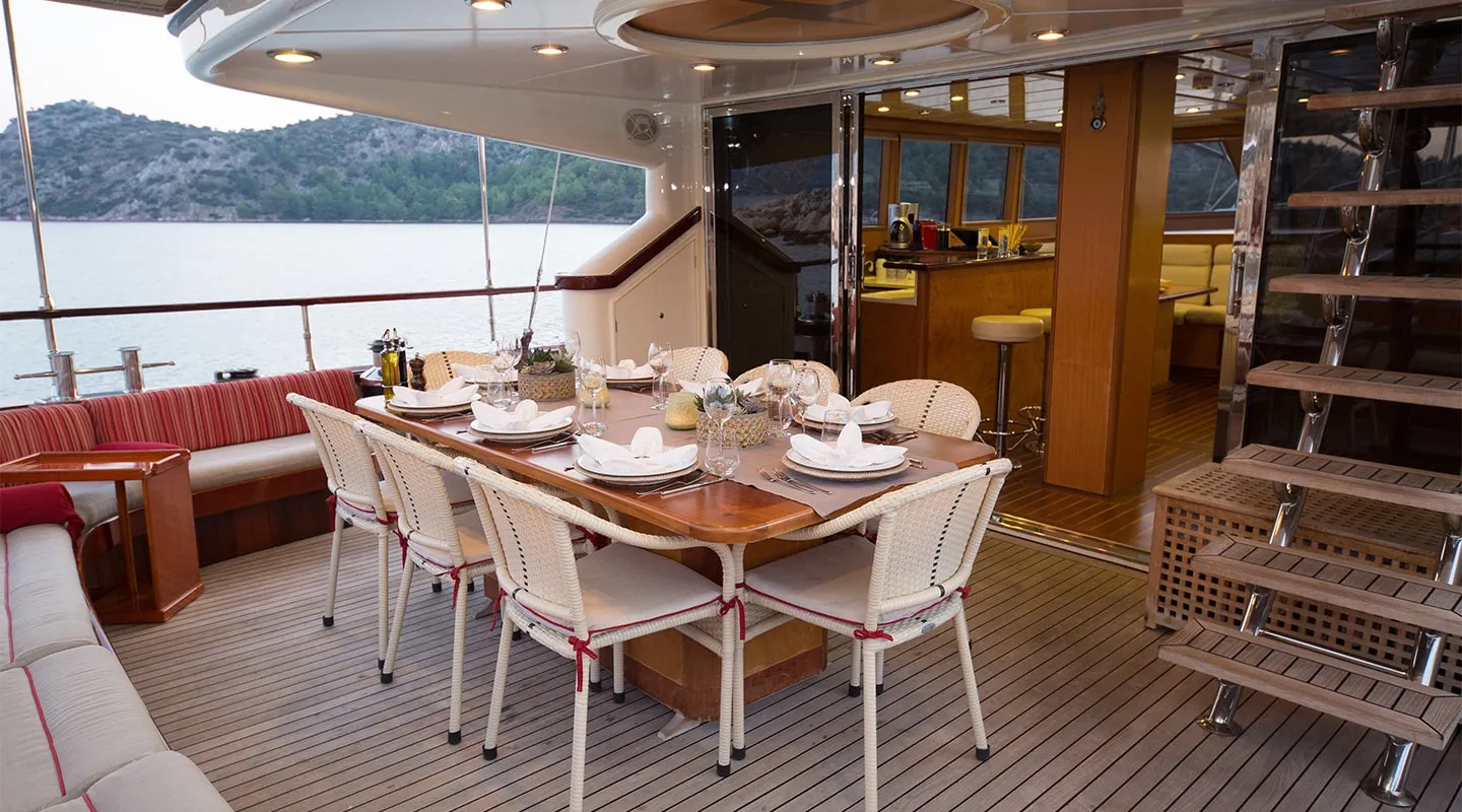 SERENITY 86 Aft deck