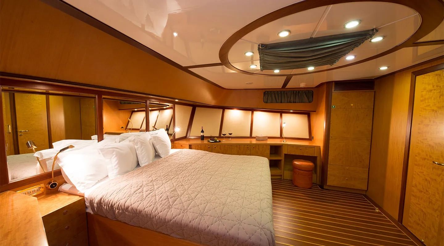 SERENITY 86 Master cabin