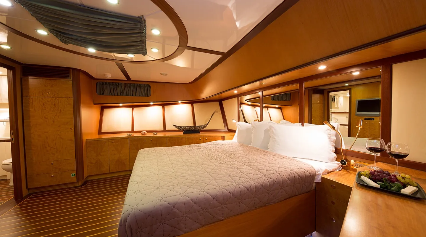 SERENITY 86 Master cabin