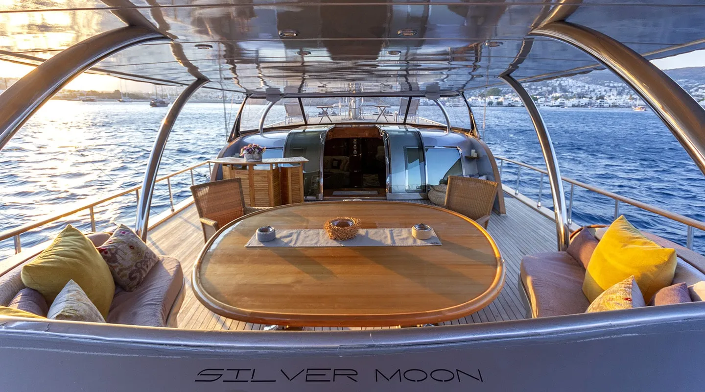 SILVER MOON Dining area on Aft deck