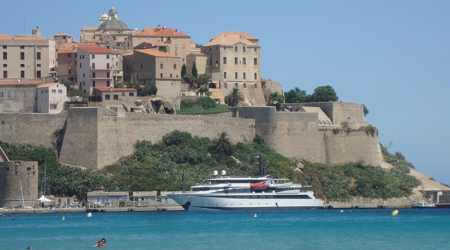 VARIETY VOYAGER In port