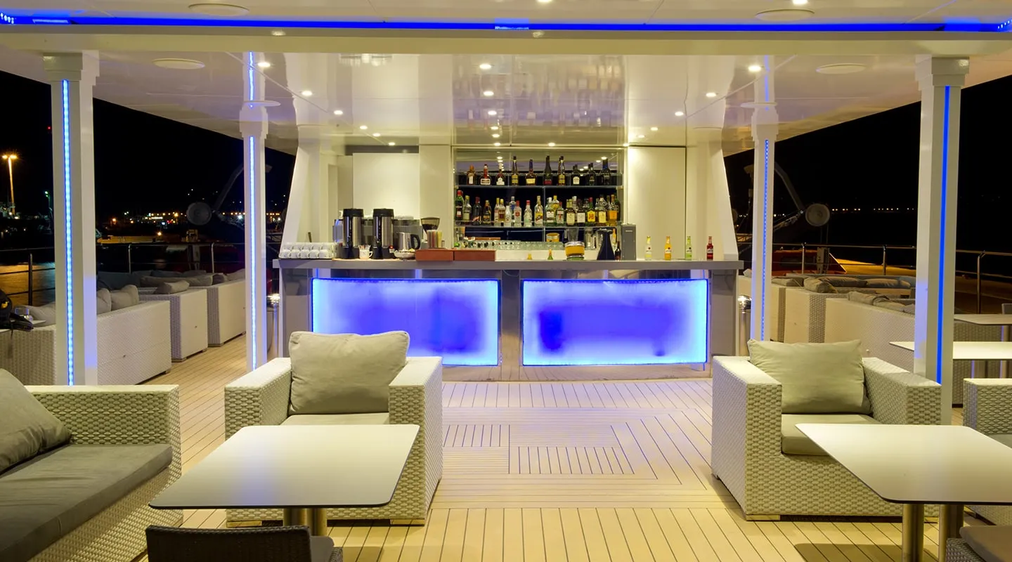 VARIETY VOYAGER Sun deck bar