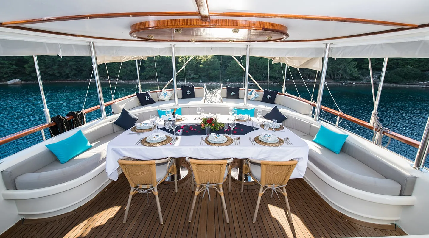 VISTA MARE Aft deck