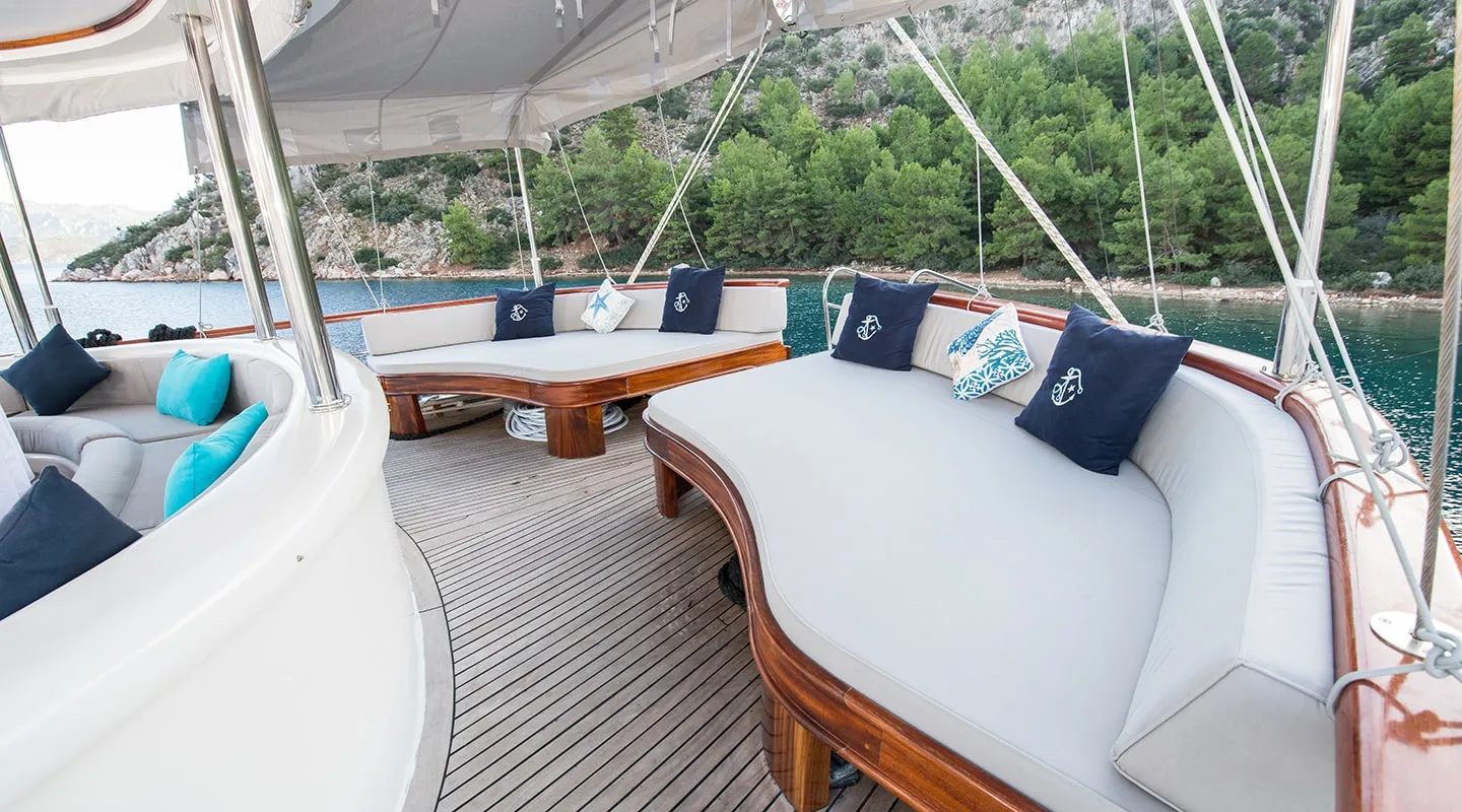 VISTA MARE Aft deck