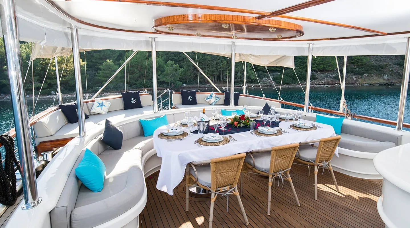 VISTA MARE Aft deck