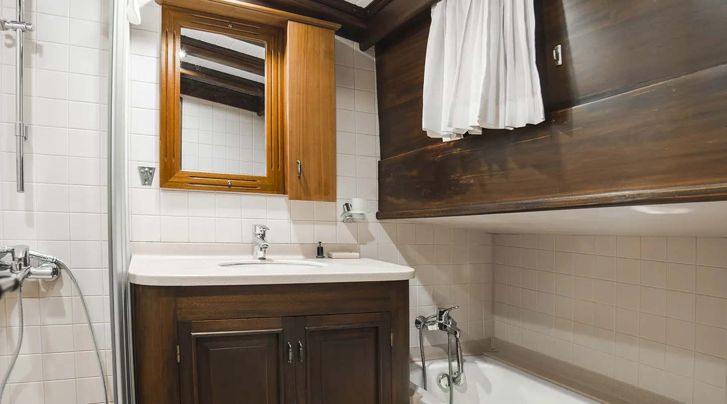 WICKED FELINA Bathroom