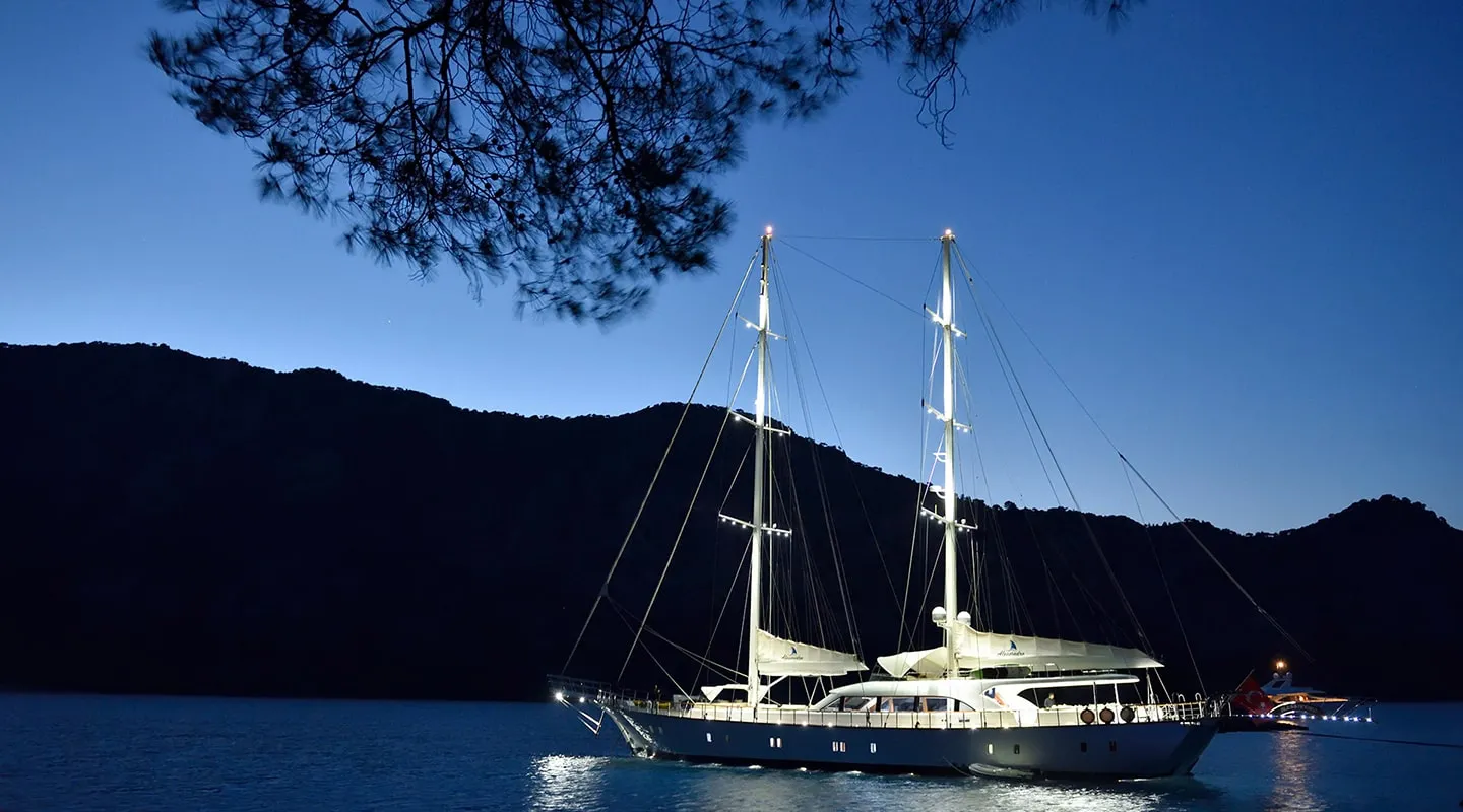 ALESSANDRO I At night