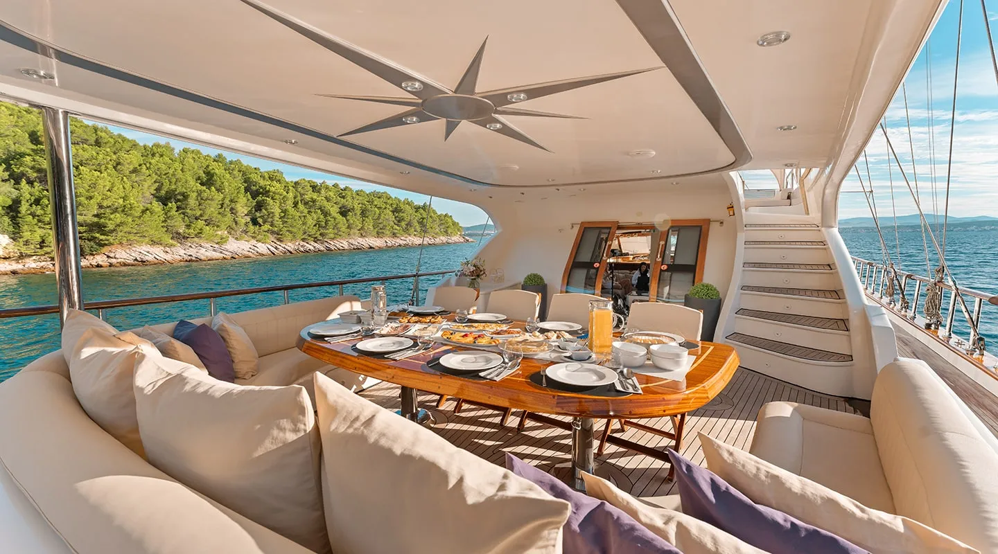 ALESSANDRO I Dinning area - Aft deck