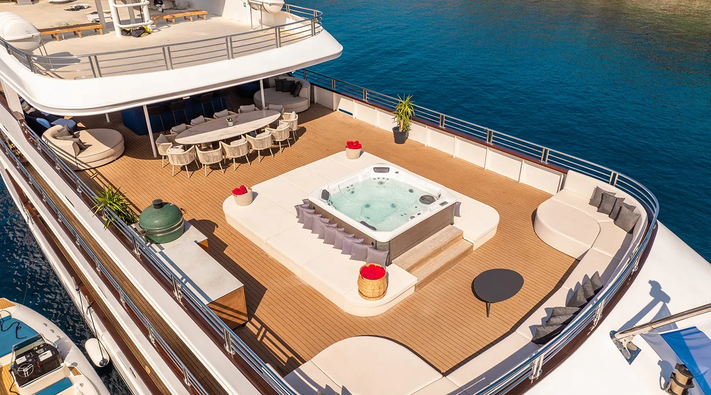 ALFA MARIO Sun deck