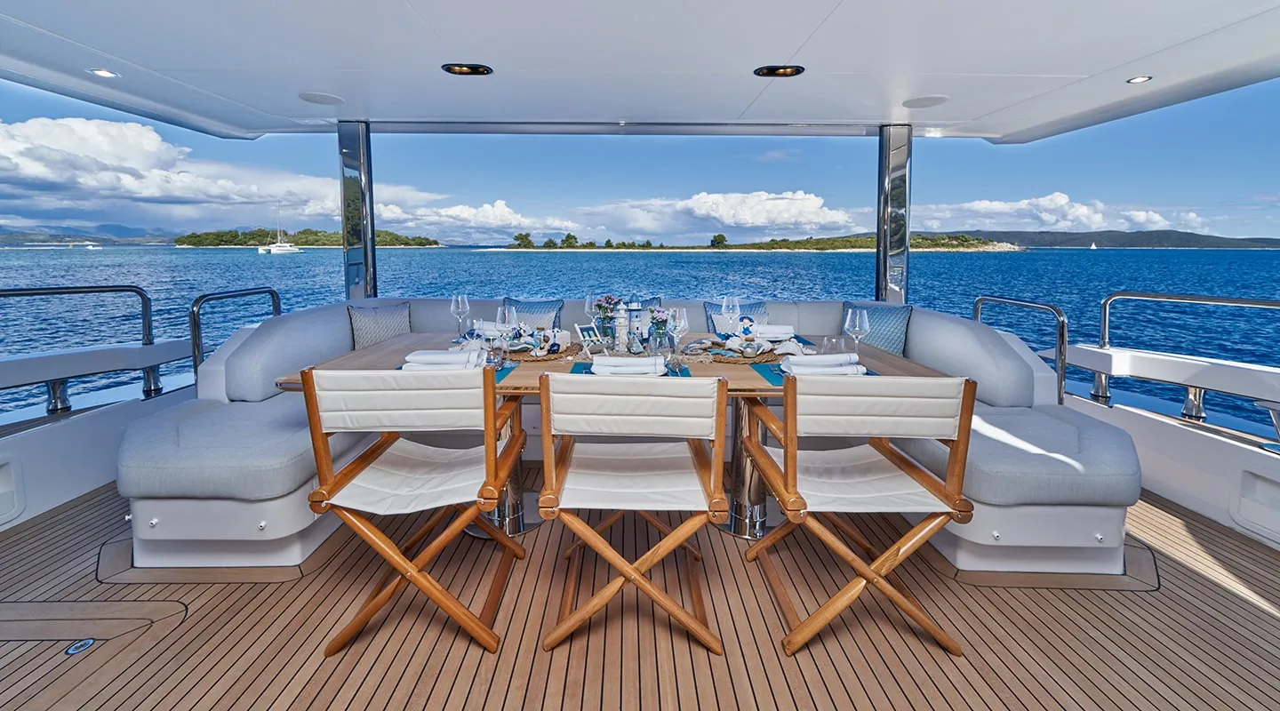 ALUMINIA TOO Aft deck