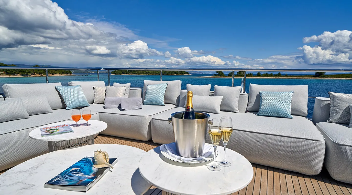 ALUMINIA TOO Flybridge