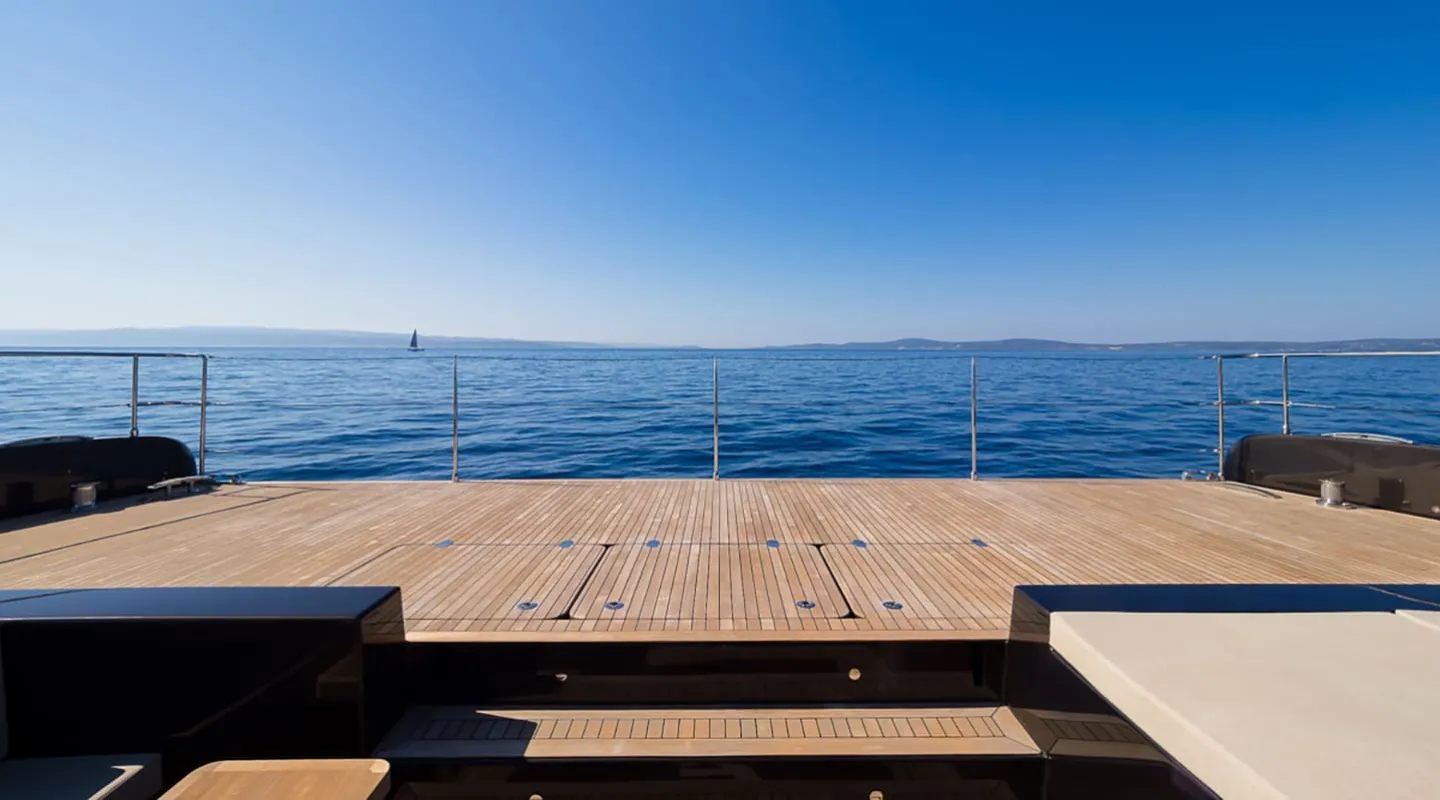 AMBER ONE Bow deck