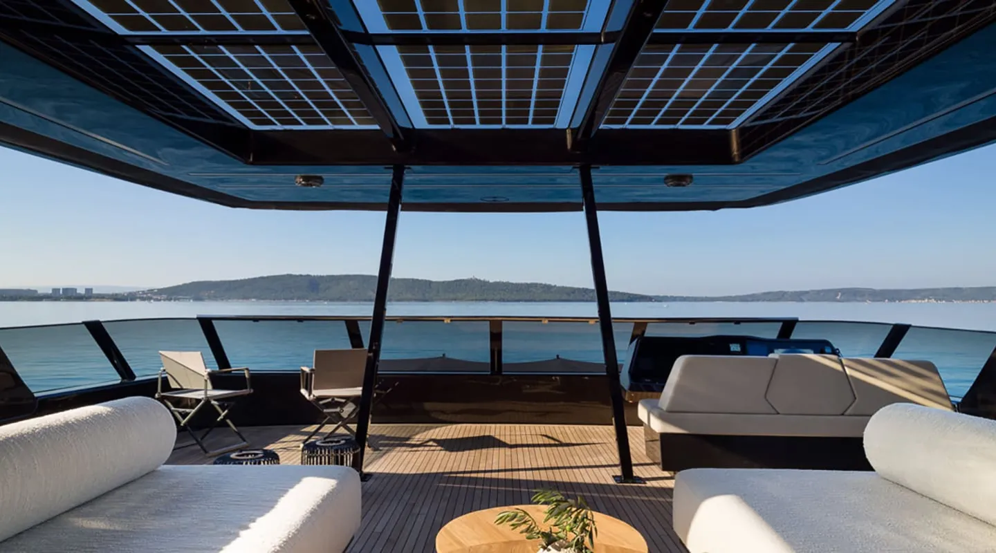 AMBER ONE Flybridge