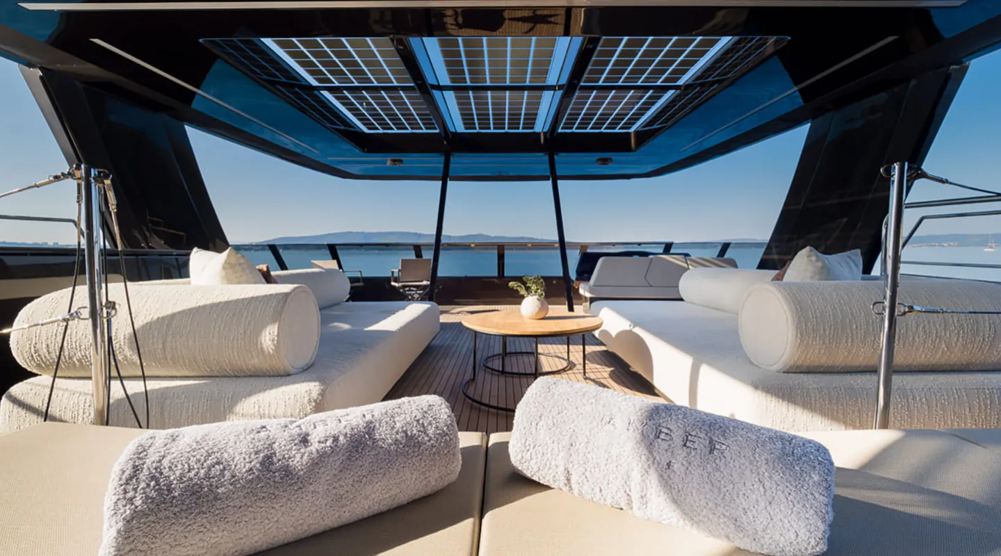 AMBER ONE Flybridge