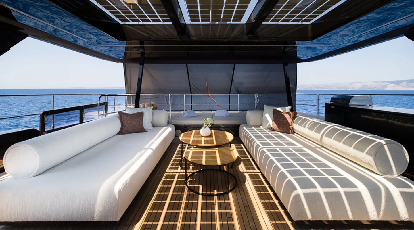 AMBER ONE Flybridge