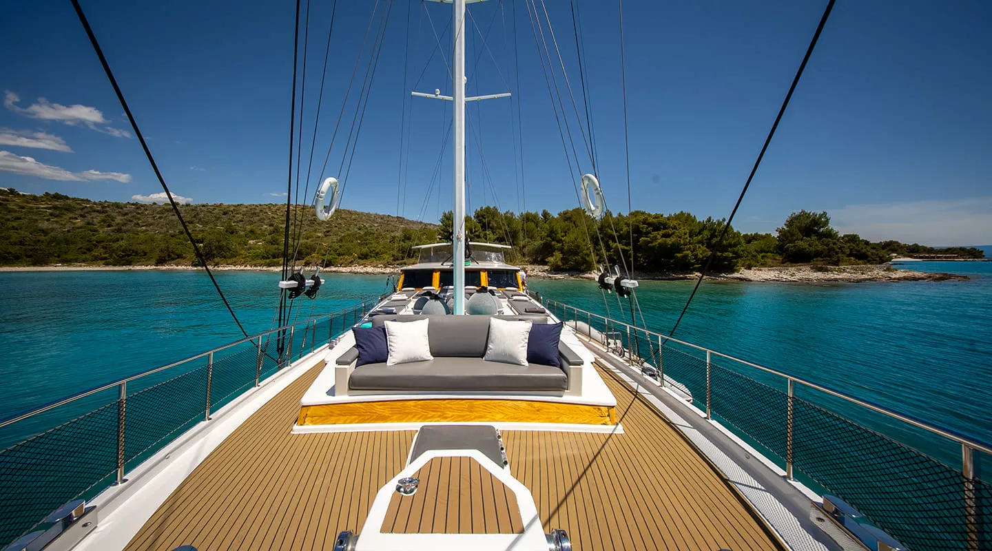 ANĐEO Bow deck