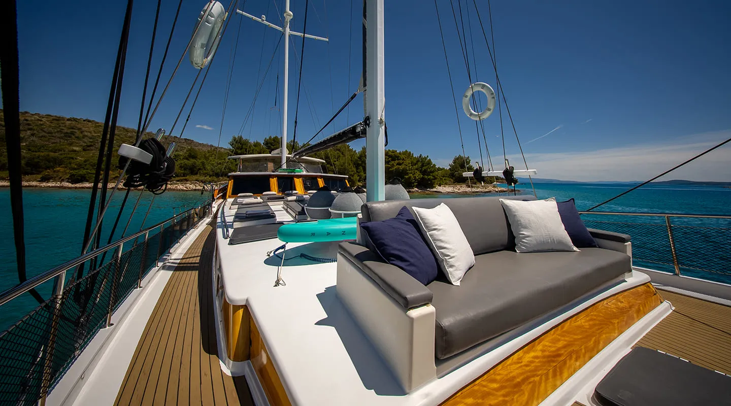 ANĐEO Bow deck