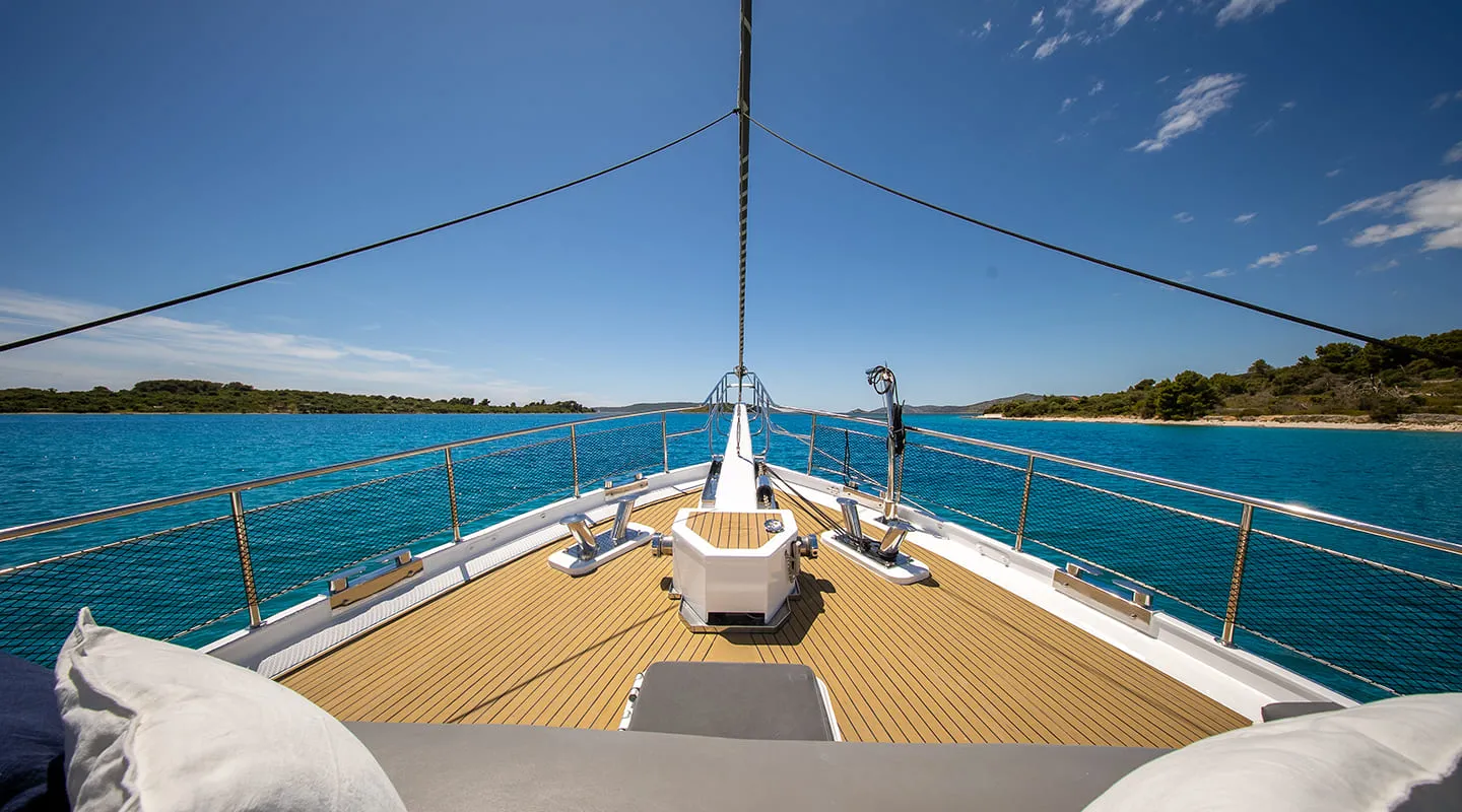 ANĐEO Bow deck