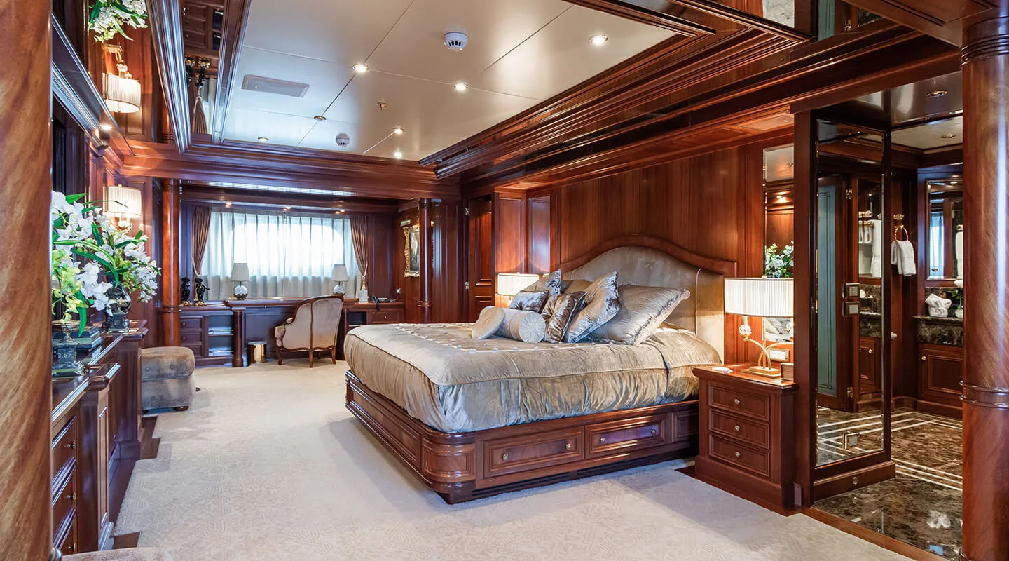 APOGEE Master cabin