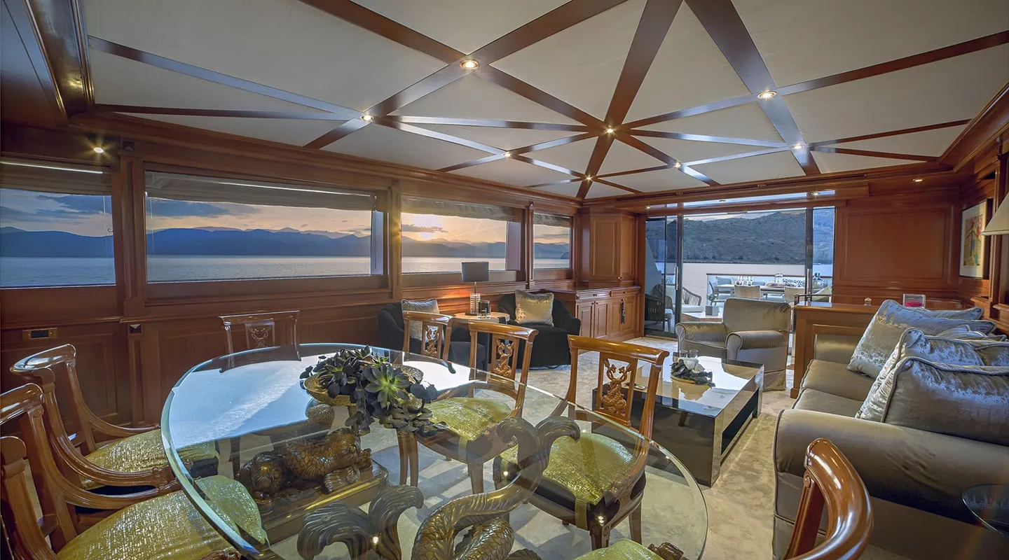 AQUILA Saloon