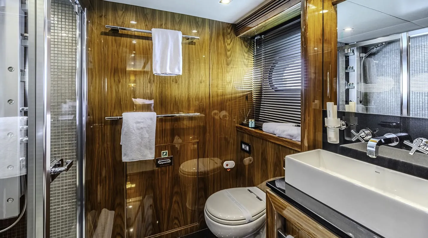 ARAGO Ensuite twin stateroom