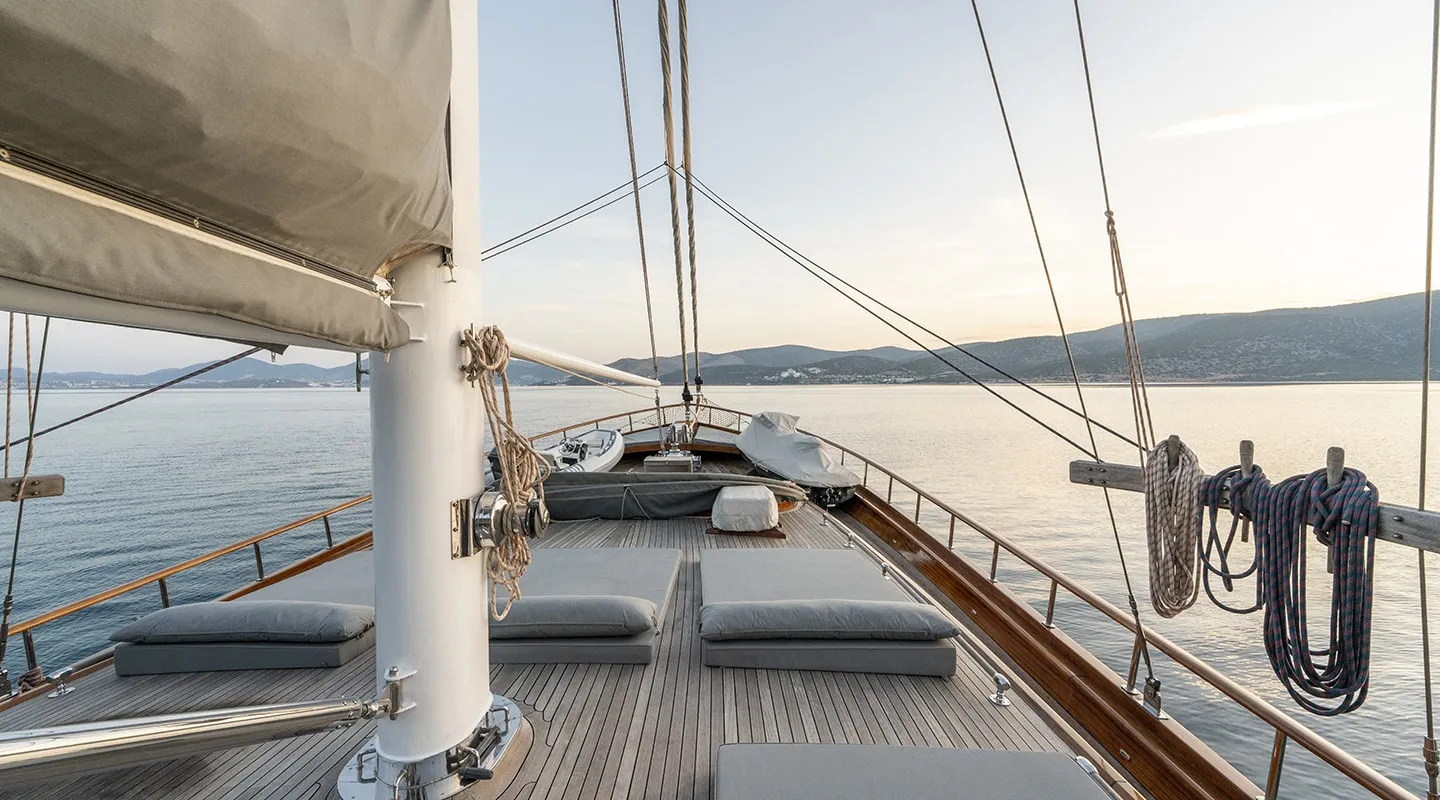 BEDIA SULTAN Bow deck