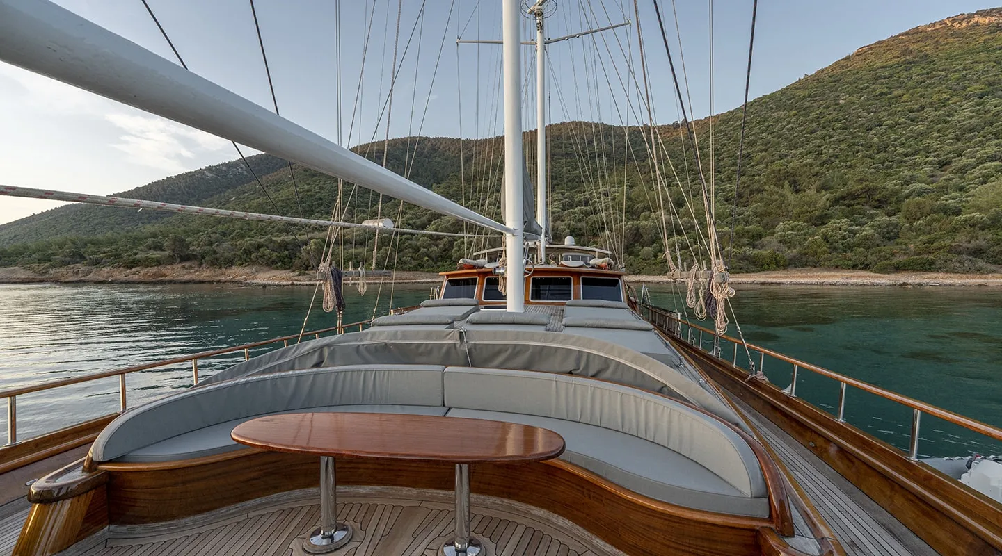 BEDIA SULTAN Bow deck