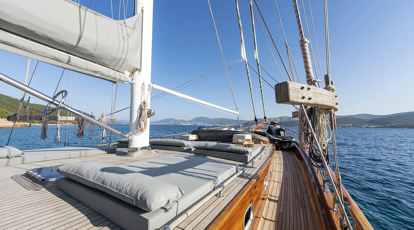 BEDIA SULTAN Bow deck