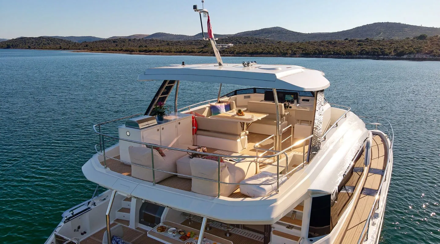 BY MY SIDE Flybridge